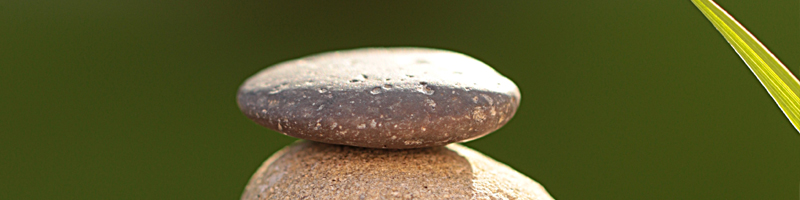 Flacher Stein in Balance auf anderem Stein