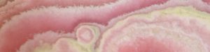 Maserung eines geschliffenen rosa Steins