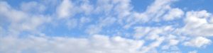 Helle Wolken auf blauem Himmel