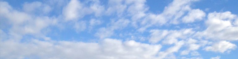 Helle Wolken auf blauem Himmel